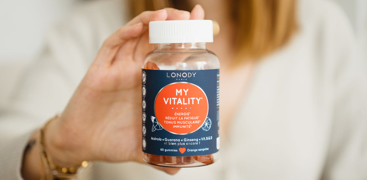 Flacon de gummies My Vitality de Lonody tenu en main